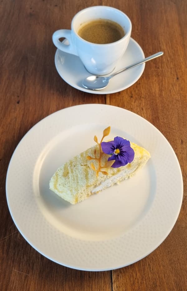 Un café et une douceur, servis sur une table en bois — l'esprit fika