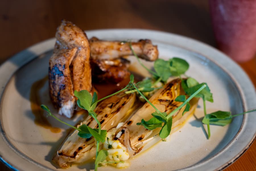 Assiette de saison — volaille grillée, endives et pousses de petits pois