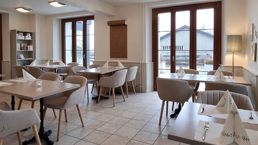 La terrasse ouverte sur le paysage de la Gruyère