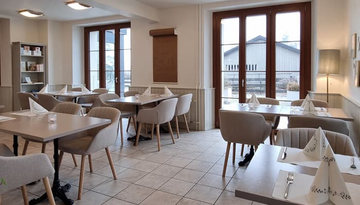 La salle du café, décorée avec soin