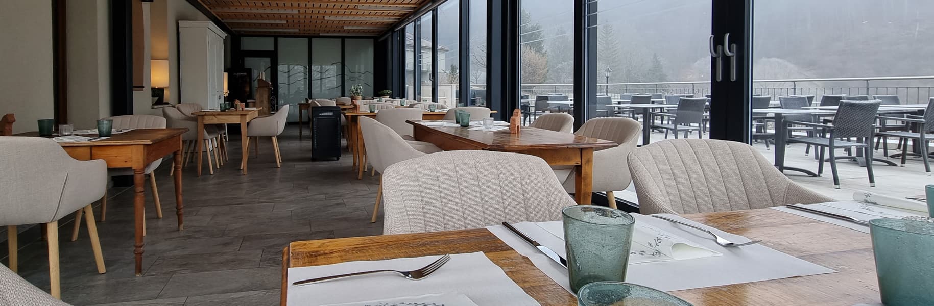 La véranda lumineuse, salle à manger du restaurant